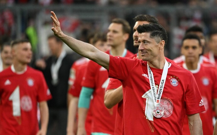 Bayerns Robert Lewandowski winkt den Fans nach der Partie zu.