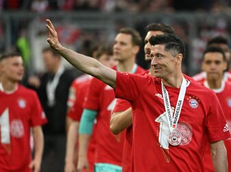 Bayerns Robert Lewandowski winkt den Fans nach der Partie zu. Bayerns Robert Lewandowski winkt den Fans nach der Partie zu.