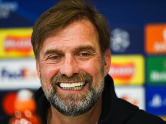 Jürgen Klopp, Trainer vom FC Liverpool, lächelt während einer Pressekonferenz.