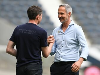 Frankfurts Cheftrainer Oliver Glasner (l) und Ex-Eintracht-Coach Adi Hütter. Frankfurts Cheftrainer Oliver Glasner (l) und Ex-Eintracht-Coach Adi Hütter.