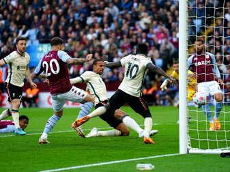Liverpools Joel Matip (M) erzielt das Tor zum 1:1 gegen Aston Villa. Liverpools Joel Matip (M) erzielt das Tor zum 1:1 gegen Aston Villa.