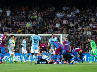 Ronald Araujo vom FC Barcelona war während des Ligaspiels gegen Celta Vigo zusammengebrochen. Ronald Araujo vom FC Barcelona war während des Ligaspiels gegen Celta Vigo zusammengebrochen.