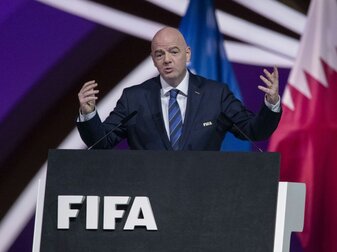 Infantino verteidigt Katar - Lob für UEFA trotz WM-Streit Infantino verteidigt Katar - Lob für UEFA trotz WM-Streit