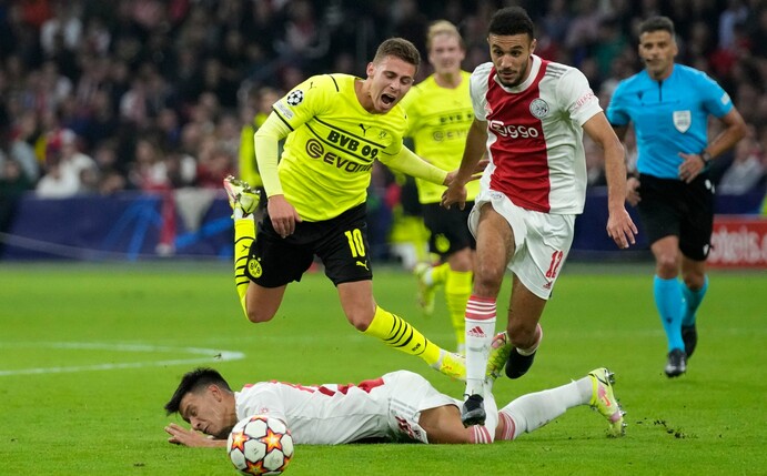 Amsterdams Noussair Mazraoui (r) soll zum FCB wechseln.