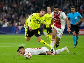 Amsterdams Noussair Mazraoui (r) soll zum FCB wechseln. Amsterdams Noussair Mazraoui (r) soll zum FCB wechseln.