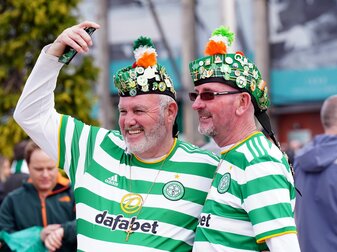 Fans von Celtic Glasgow in Feierstimmung. Fans von Celtic Glasgow in Feierstimmung.