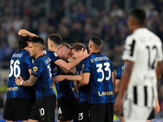 Die Spieler von Inter Mailand feiern ein Tor gegen Juve. Die Spieler von Inter Mailand feiern ein Tor gegen Juve.