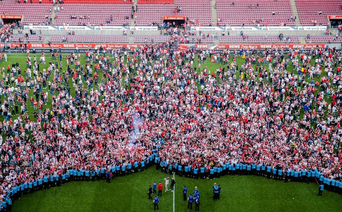 Kölner Fans hatte nach dem 33. Spieltag den Platz gestürmt.