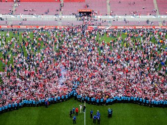 Kölner Fans hatte nach dem 33. Spieltag den Platz gestürmt. Kölner Fans hatte nach dem 33. Spieltag den Platz gestürmt.
