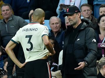Liverpools Fabinho (l) spricht mit seinem Trainer Jürgen Klopp. Liverpools Fabinho (l) spricht mit seinem Trainer Jürgen Klopp.