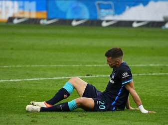 Herthas Marc Oliver Kempf sitzt nach der 1:2-Niederlage gegen den FSV Mainz 05 auf dem Rasen. Herthas Marc Oliver Kempf sitzt nach der 1:2-Niederlage gegen den FSV Mainz 05 auf dem Rasen.