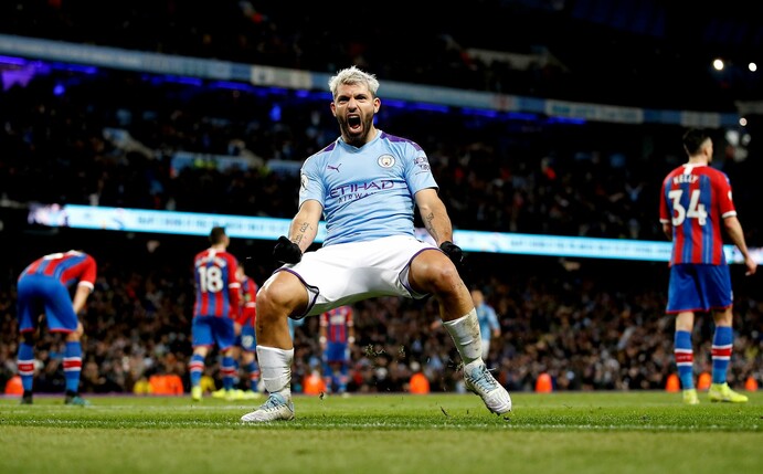 Rekordtorjäger Sergio Agüero (M) bekommt bei Manchester City eine Statue.