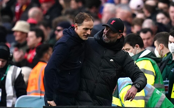Thomas Tuchel (l), Trainer des FC Chelsea, und Jürgen Klopp, Trainer des FC Liverpool, treffen im FA-Cup-Finale aufeinander.