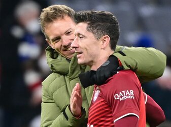 Münchens Trainer Julian Nagelsmann (l) plant wie gewohnt mit Robert Lewandowski.