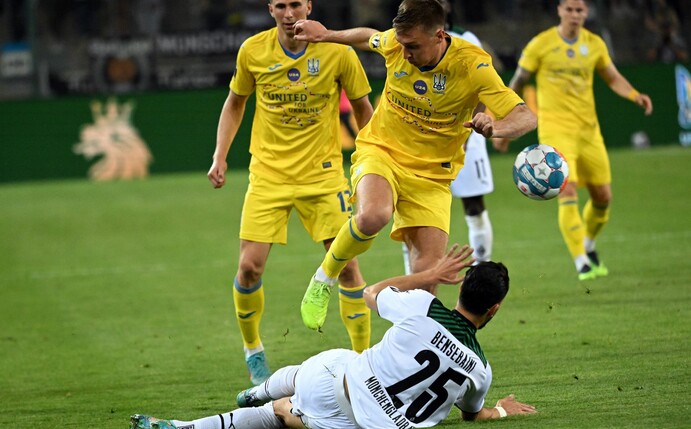 Gladbachs Rami Bensebaini (r) und Sergii Sydorchuk aus der Ukraine kämpfen im Benefizspiel um den Ball.