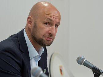 Klaus Hofmann tritt als Präsident des FC Augsburg zurück. Klaus Hofmann tritt als Präsident des FC Augsburg zurück.
