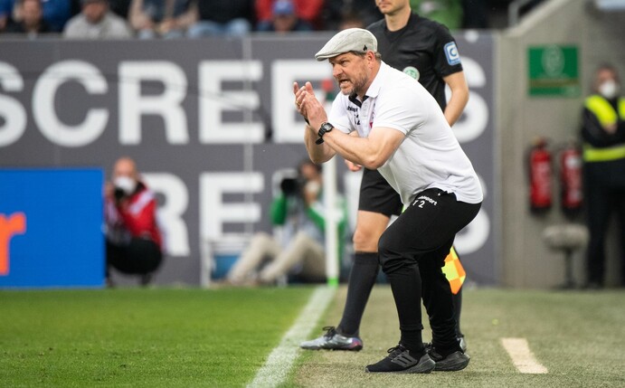 Kölns Trainer Steffen Baumgart treibt seine Mannschaft während einer Partie lautstark an.