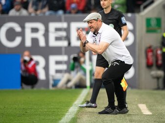Kölns Trainer Steffen Baumgart treibt seine Mannschaft während einer Partie lautstark an. Kölns Trainer Steffen Baumgart treibt seine Mannschaft während einer Partie lautstark an.