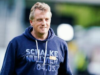 Trainer Mike Büskens hat den FC Schalke 04 wieder in die Bundesliga geführt.