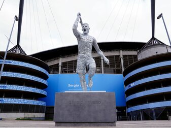 Die Statue des früheren Stümers Sergio Agüero von Manchester City steht an der Ostseite des Etihad-Stadions.