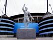 Die Statue des früheren Stümers Sergio Agüero von Manchester City steht an der Ostseite des Etihad-Stadions.