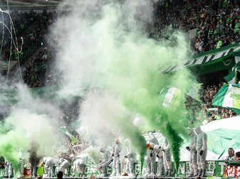 Wolfsburger Fans brennen vor dem Spiel Pyrotechnik ab.