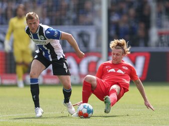 Leipzigs Emil Forsberg (r) versucht Bielefelds Joakim Nilsson vom Ball zu trennen. Leipzigs Emil Forsberg (r) versucht Bielefelds Joakim Nilsson vom Ball zu trennen.