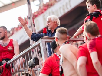 Bei seinem Abschied übte sich Rudi Völler (M.) als Vorsänger.