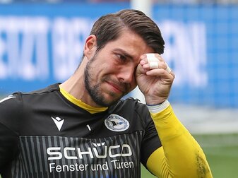 Bielefelds Torwart Stefan Ortega weint bei seiner Verabschiedung.