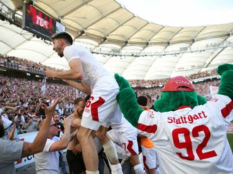 Der Stuttgarter Atakan Karazor (l) feiert mit den Fans das späte Tor zum 2:1 durch Endo.