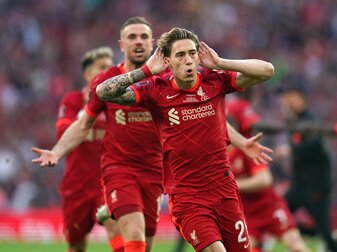 Der Liverpooler Konstantinos Tsimikas (r) feiert den Siegtreffer im FA-Cup-Finale. Der Liverpooler Konstantinos Tsimikas (r) feiert den Siegtreffer im FA-Cup-Finale.