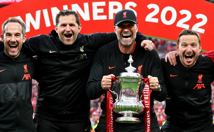 Trainer Jürgen Klopp (2.v.r.) gewann mit dem FC Liverpool den FA Cup.