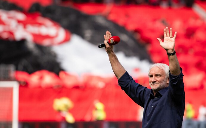 Rudi Völler wird von den Leverkusener Fans verabschiedet.
