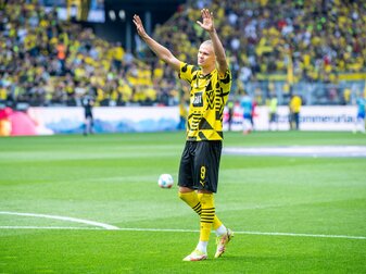 Erling Haaland verabschiedet sich von den BVB-Fans. Erling Haaland verabschiedet sich von den BVB-Fans.
