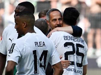 Trainer Adi Hütter bedankt sich bei den Gladbacher Spielern.
