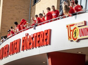 Die Mannschaft des 1. FC Union Berlin präsentiert sich den Fans auf dem Balkon an der Alten Försterei. Die Mannschaft des 1. FC Union Berlin präsentiert sich den Fans auf dem Balkon an der Alten Försterei.