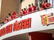 Die Mannschaft des 1. FC Union Berlin präsentiert sich den Fans auf dem Balkon an der Alten Försterei.