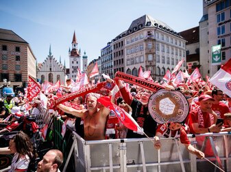 Die Fans des FC Bayern München feierten auf dem Marienplatz vor dem Rathaus den Gewinn der deutschen Fußball-Meisterschaft. Die Fans des FC Bayern München feierten auf dem Marienplatz vor dem Rathaus den Gewinn der deutschen Fußball-Meisterschaft.