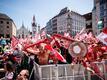 Die Fans des FC Bayern München feierten auf dem Marienplatz vor dem Rathaus den Gewinn der deutschen Fußball-Meisterschaft.
