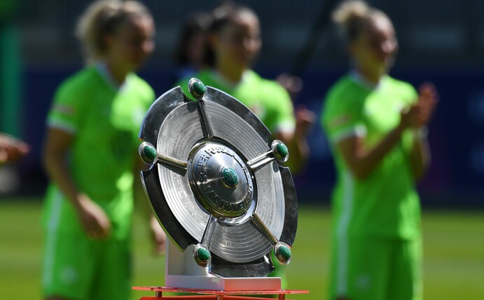 Die Fußballerinnen des VfL Wolfsburg bekamen die Meisterschale.