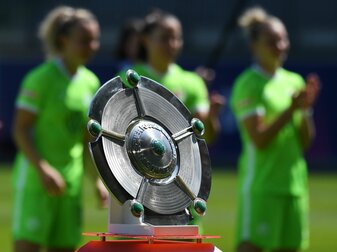 Die Fußballerinnen des VfL Wolfsburg bekamen die Meisterschale. Die Fußballerinnen des VfL Wolfsburg bekamen die Meisterschale.