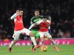 Arsenals Alexis Sanchez (R) und Francois Coquelin werden von Swanseas Kyle Naughton attackiert. Foto: Facundo Arrizabalaga