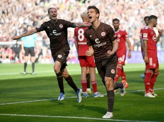 Paulis Adam Dzwigala (r) bejubelt seinen Treffer zum 2:0 mit Jackson Irvine. Paulis Adam Dzwigala (r) bejubelt seinen Treffer zum 2:0 mit Jackson Irvine.