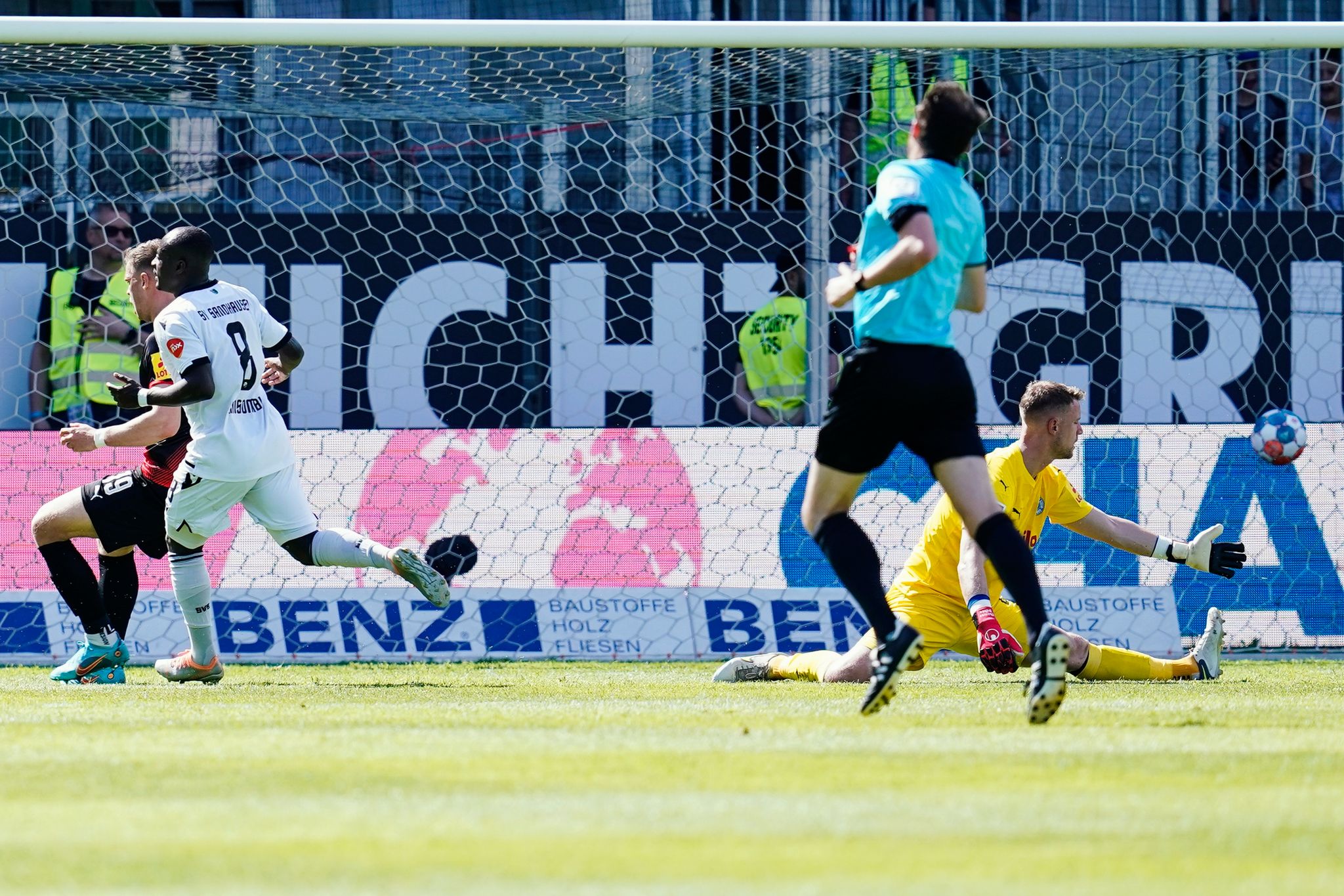 Sandhausens Christian Kinsombi (2.v.l.)  traf zum 3:0.
