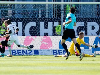 Sandhausens Christian Kinsombi (2.v.l.) traf zum 3:0. Sandhausens Christian Kinsombi (2.v.l.) traf zum 3:0.