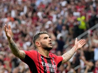 Theo Hernandez vom AC Mailand feiert seinen Treffer zum 2:0. Theo Hernandez vom AC Mailand feiert seinen Treffer zum 2:0.