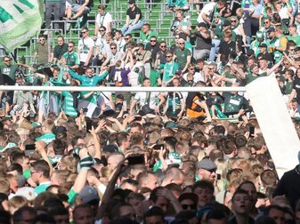 Mehrere Verletzte bei Platzsturm im Weserstadion Mehrere Verletzte bei Platzsturm im Weserstadion