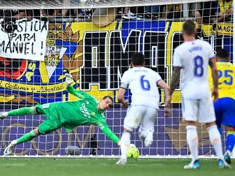 Real Madrids Torhüter Andriy Lunin bei einer Parade. Real Madrids Torhüter Andriy Lunin bei einer Parade.