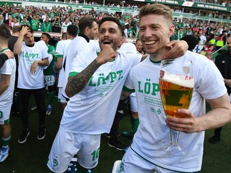 Die Werder Spieler Leonardo Bittencourt (l) und Mitchell Weiser feiern den Aufstieg. Die Werder Spieler Leonardo Bittencourt (l) und Mitchell Weiser feiern den Aufstieg.