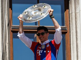 Robert Lewandowski vom FC Bayern München bei der Meisterfeier. Robert Lewandowski vom FC Bayern München bei der Meisterfeier.